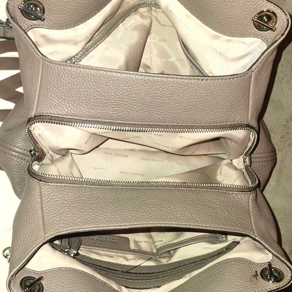 Michael Kors Jet Set Gray Shoulder Bag - Picture 7 of 8